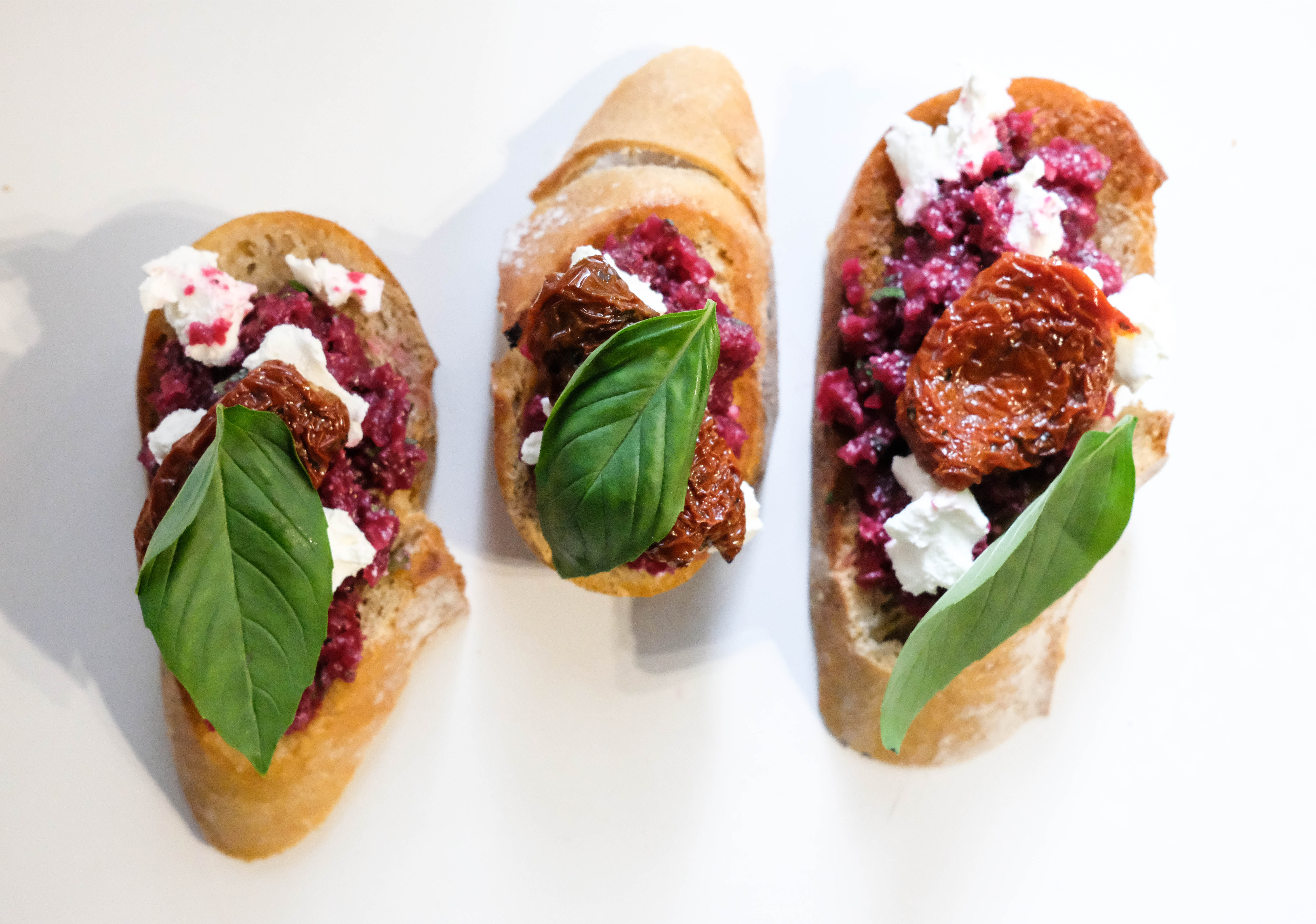 Recette bruschetta de pesto de betterave, feta et tomates séchées