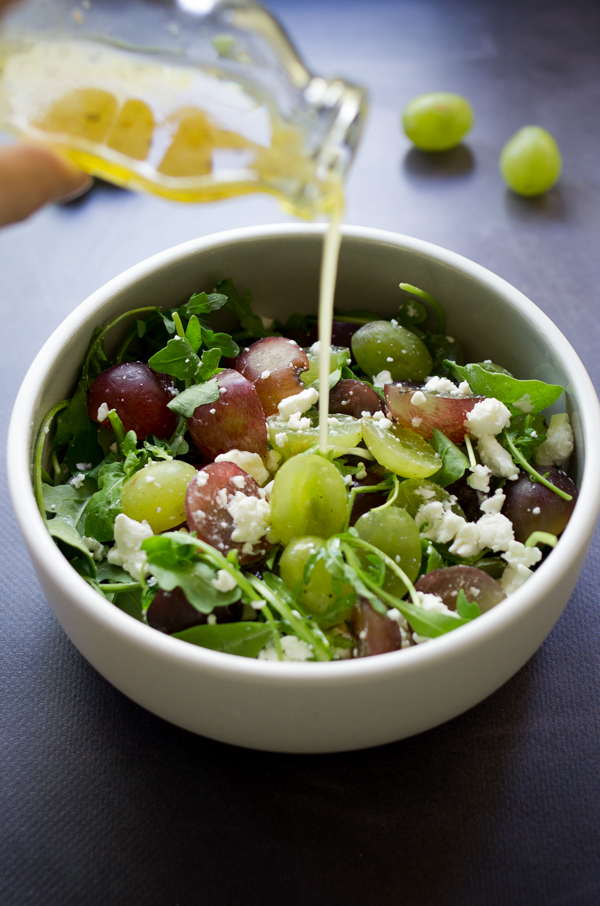 salade-d-ete-salade-estivale-roquette-raisin-feta-vinaigrette-au-miel-recette-salade-gourmande-facile-blog-godiche-4