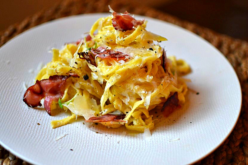 Tagliatelles-carbonara-traditionnelles-italiennes