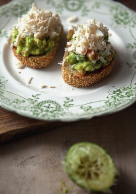 Tartine guacamole et crabe