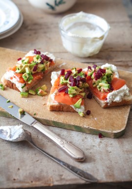 Toast saumon fumé betterave avocat creme fouettee